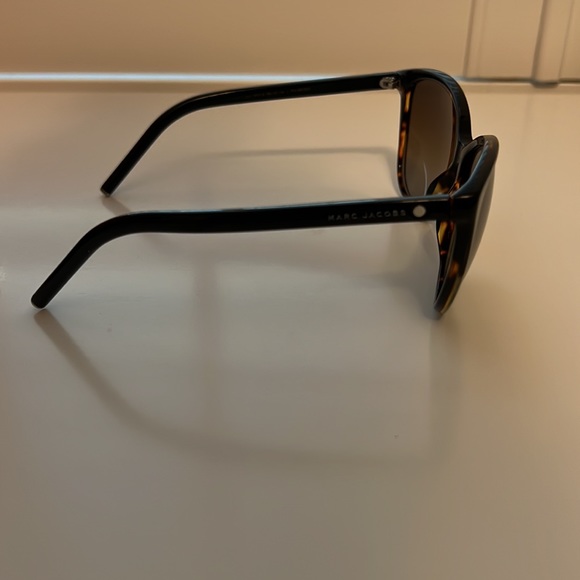 Marc Jacobs Polarized Sunglasses - Picture 4 of 5